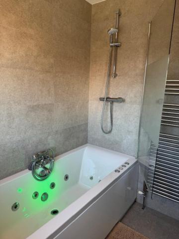 Netflix Home Jacuzzi Gym Fast Wifi Ps5 Free Parking 2 Spaces Hereford Dış mekan fotoğraf